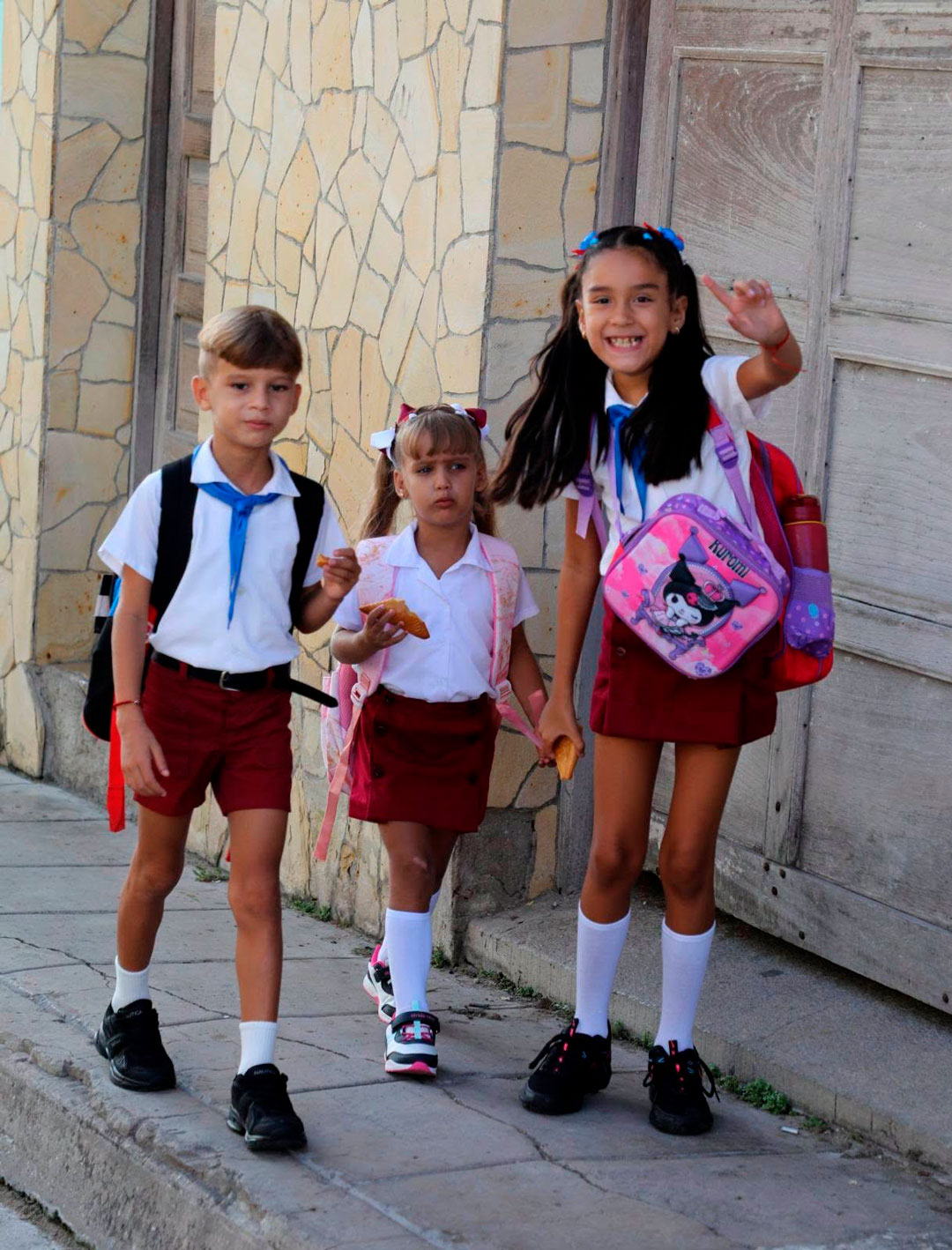 Niños de primaria hacia la escuela en el inicio del curso.