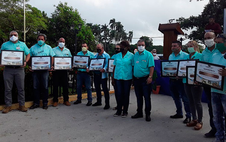Reconocimiento a unidades de base de la Empresa Geominera del Centro. Reconocimiento a unidades de base de la Empresa Geominera del Centro.