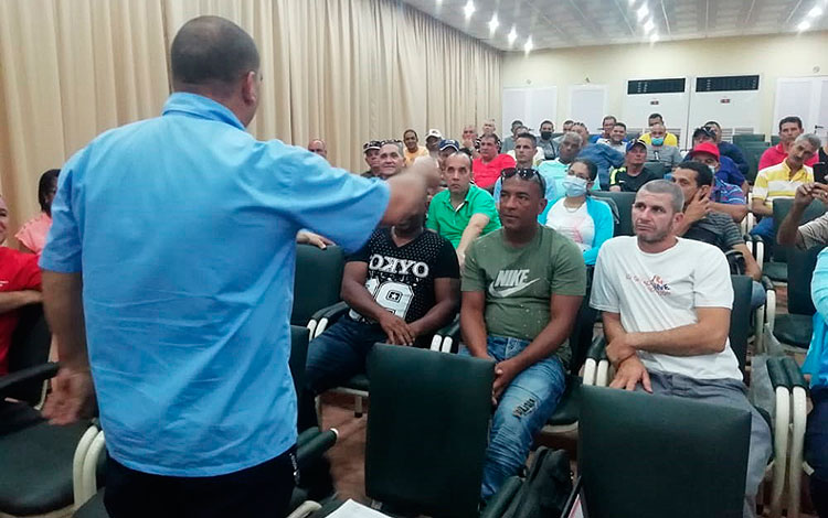 Momento de intervención en la encuentro trimestral de los trabajadores de la Empresa Eléctrica en Villa Clara.