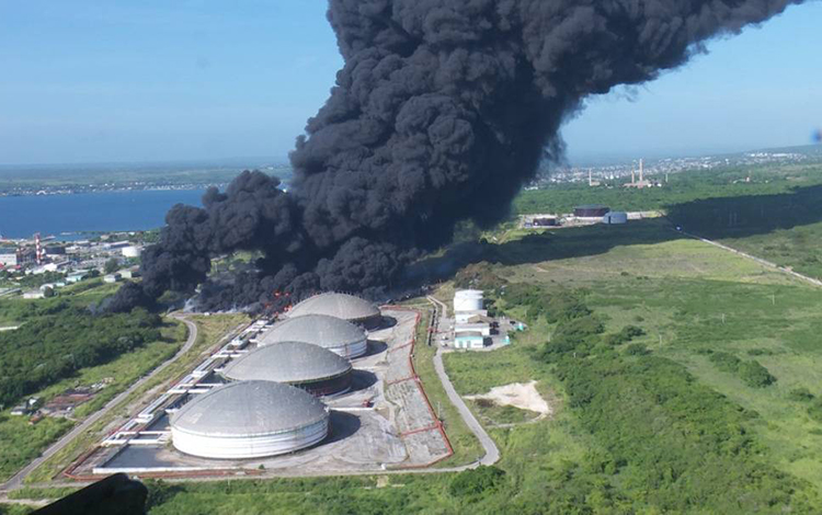 Base de Supertanqueros de Matanzas, durante el incendio generado el 5 de agosto de 2022.