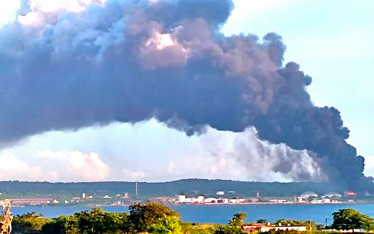 Incendio en base de Supertanquero en Matanzas 