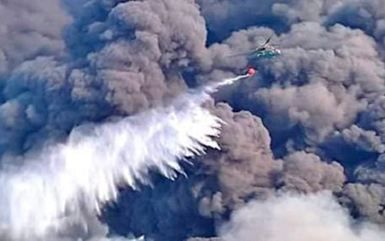 Helicópteros vierten agua sobre el incendio en Matanzas.