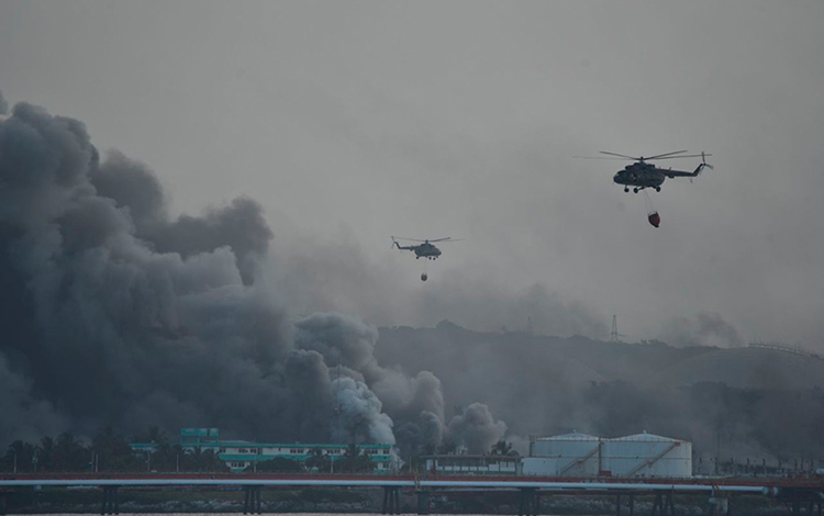 Helicópteros vierten agua sobre el incendio en Matanzas.