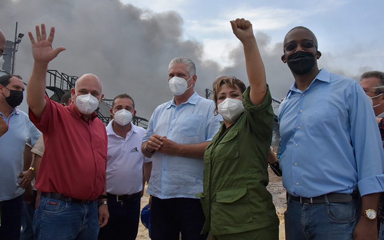 Presidente cubano, Miguel Dí­az-Canel, junto a dirigentes del Partido durante visita a áreas del incendio en Matanzas.