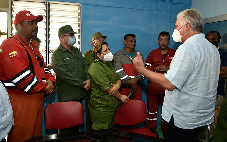 Presidente cubano, Miguel Dí­az-Canel Bermúdez, en el Puesto de Mando de Avanzada para la extinción del incendio en la base de supertanqueros de Matanzas.