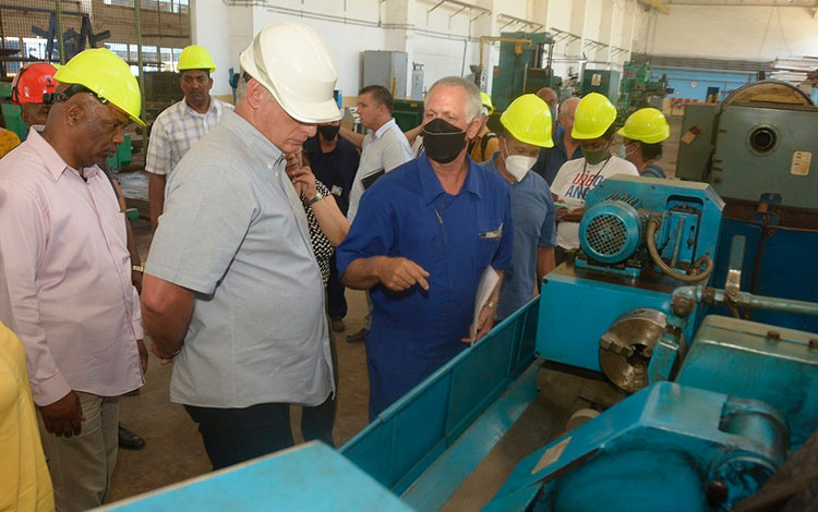 Presidente cubano, Miguel Dí­az-Canel, en su visita a la central termoeléctrica Ernesto Guevara, en Santa Cruz del Norte.