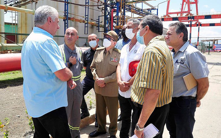 General de Ejército Raúl Castro Ruz y el presidente cubano Miguel Díaz-Canel Bermúdez, recorren la central termoeléctrica Lino Ramón Pérez, de Felton, Holguín.