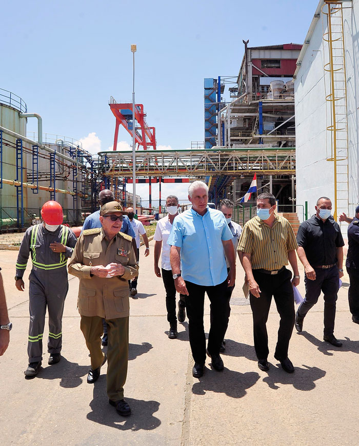 General de Ejército Raúl Castro Ruz y el presidente cubano, Miguel Dí­az-Canel Bermúdez, recorren la termoeléctrica Lino Ramón Pérez, de Felton, Holguí­n.