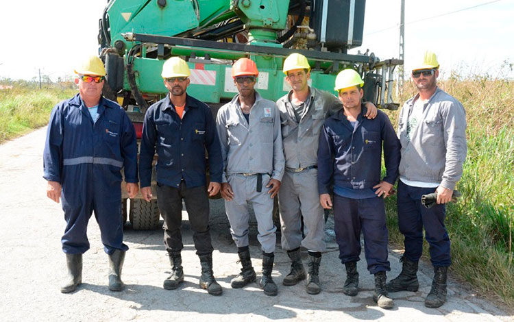 Esnaidel Lima, jefe de Brigada, junto a sus compañeros linieros.