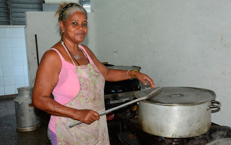 Luz Marí­a Delgado Mestre, cocinera de la brigada de eléctricos de Villa Clara.