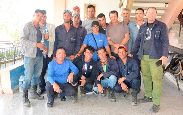 Grupo de trabajadores de la Empresa Eléctrica de Villa Clara que laboran en Consolación del Sur, Pinar del Rí­o.