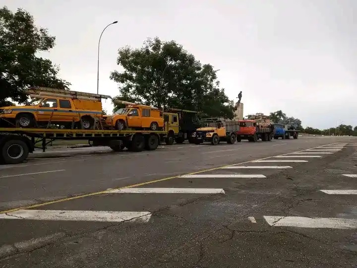 Caravana de los trabajadores eléctricos de Villa Clara parte hacia el occidente de Cuba.