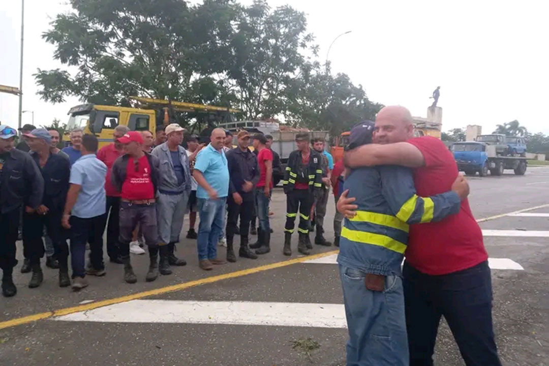 Osnay Miguel Colina, primer secretario del Partido en Villa Clara, saludo a trabajadores eléctricos integrantes del contingente que partió hacia la zona occidental de Cuba.