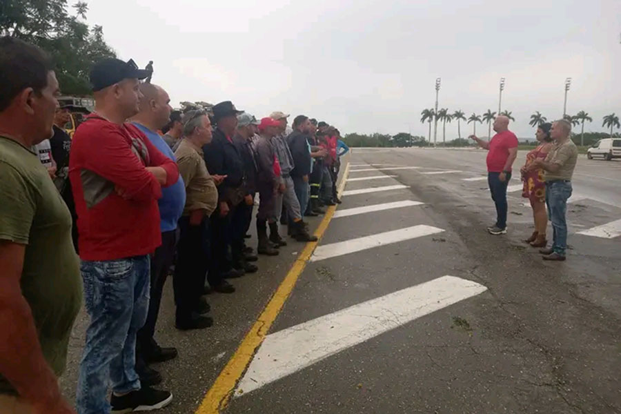 Despedida a trabajadores eléctricos integrantes del contingente que partió hacia la zona occidental de Cuba.