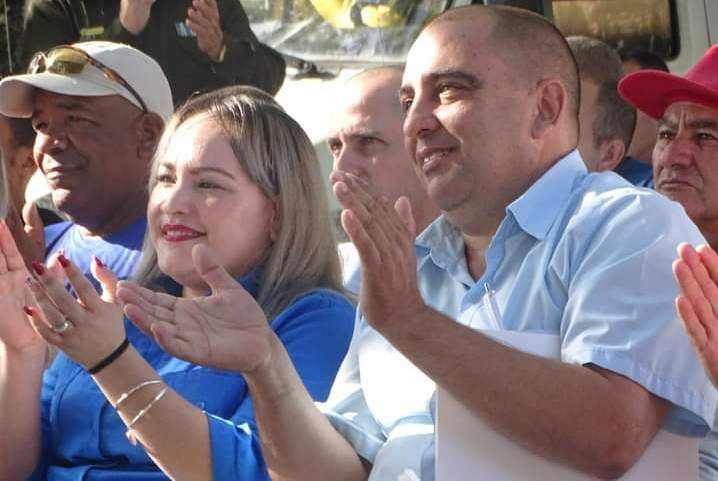 En el acto por el Día del Trabajador Eléctrico en Ranchuelo, Eduardo Enrique Pérez Reyes, director general de la Empresa Eléctrica Villa Clara, reconoció al gremio de ese municipio por su desempeño en el cumplimiento del deber. (Foto: Cortesía de la Empresa Eléctrica Villa Clara)