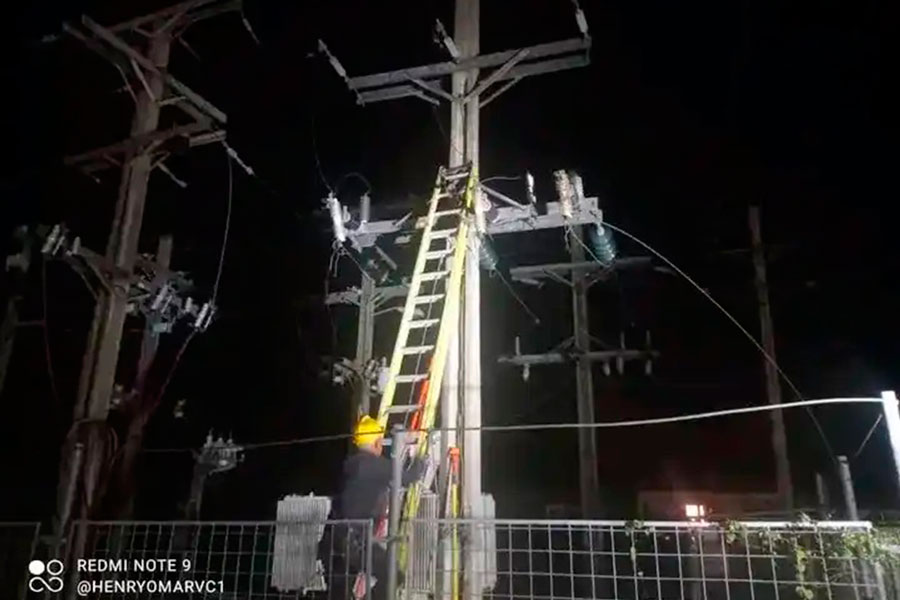 Trabajadores eléctricos laboran en solución de avería en la subplanta de Santa Clara.