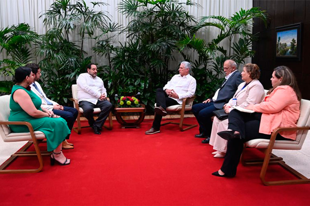 Encuentro del presidente cubano, Miguel Díaz-Canel, y el secretario ejecutivo de la Organización Latinoamericana de Energía,  Andrés Rebolledo.