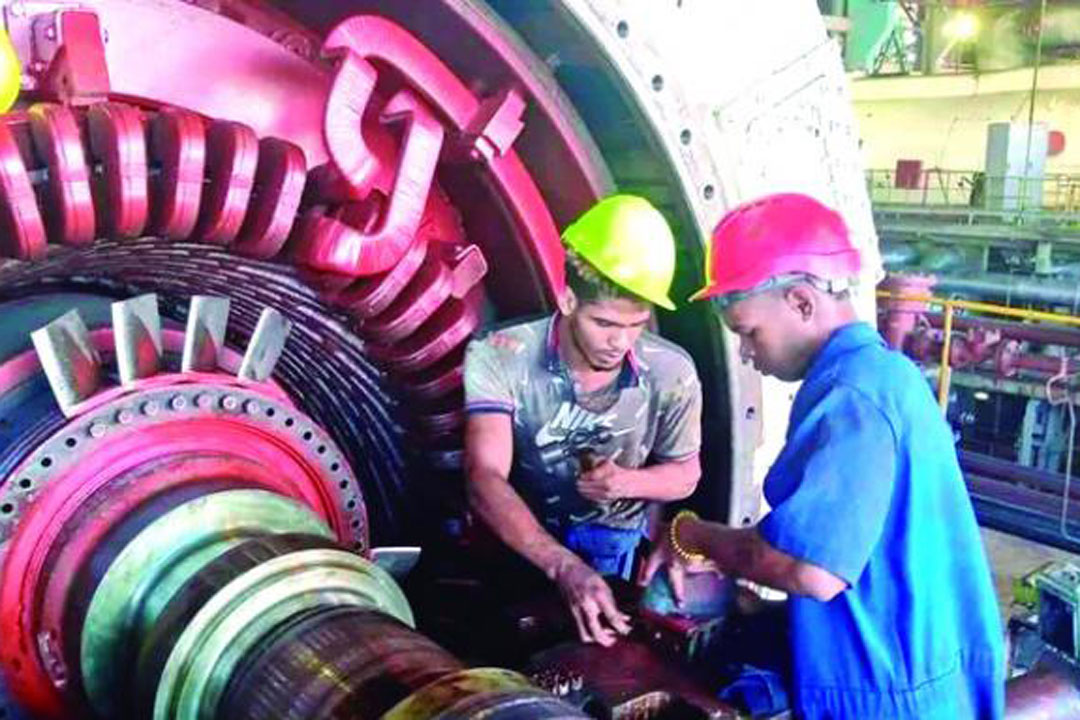 Hombres trabajando en una maquinaria