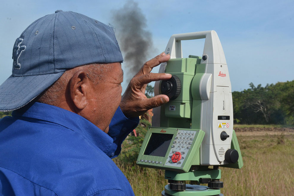 Topógrafo de la ENIA labora en el parque solar fotovoltaico Batalla de Santa Clara.