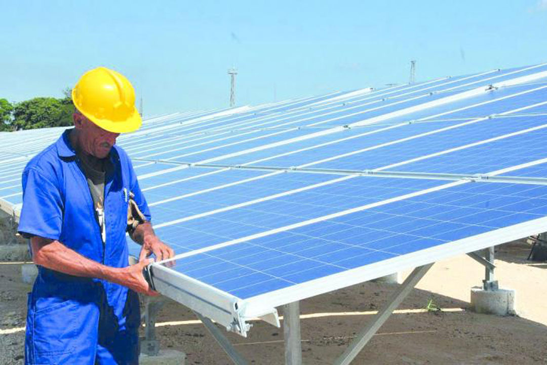 Obrero instalando parque fotovoltaico