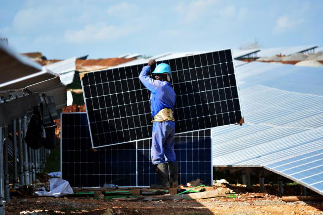 Trabajadores en la instalación de parque fotovoltaicos