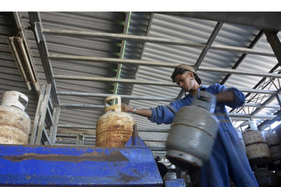 Trabajador con balitas de gas licuado