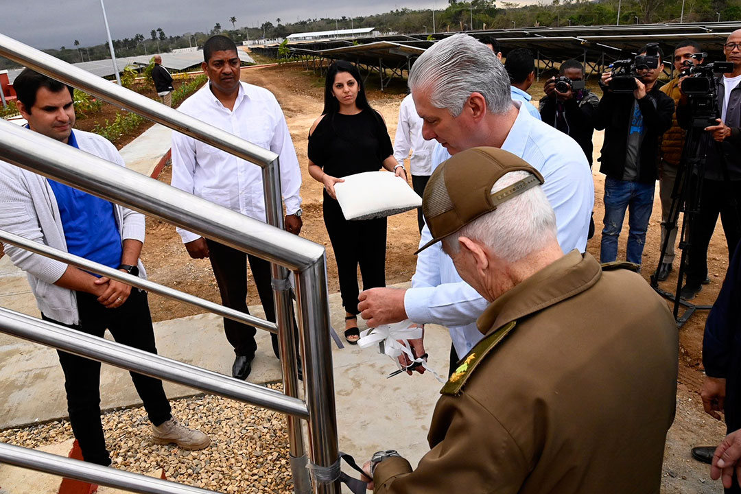 Presidente cubano, Miguel Díaz-Canel, y Comandante de la Revolución Ramiro Valdés Menéndez, vice primer ministro, inauguran el parque solar fotovoltaico Escuela de Enfermería, del Cotorro, La Habana.