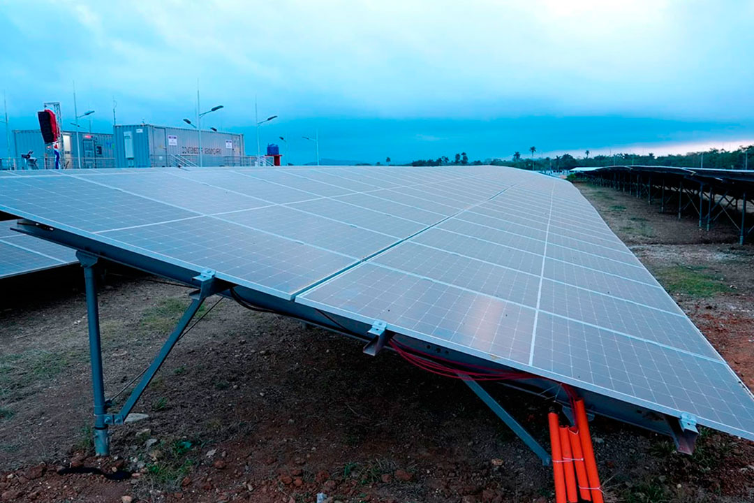 Paneles del parque solar fotovoltaico Escuela de Enfermería, del Cotorro.