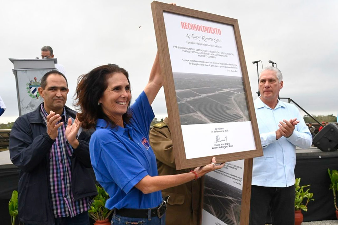 Entrega de reconocimiento a trabajadora.