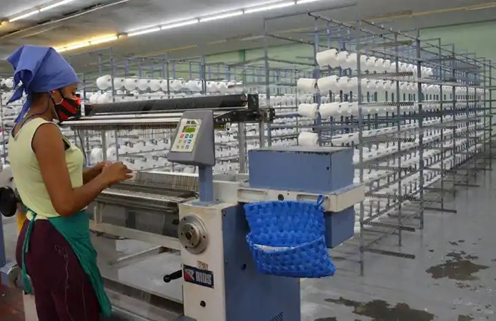 Obrera trabajando en textilera Desembarco del Granma