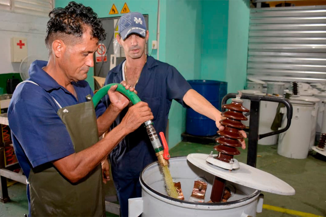 Trabajadores  de la Unidad Empresarial de Base Fábrica de Fusibles y Desconectivos de Villa Clara recuperan transformadores para la UNE.