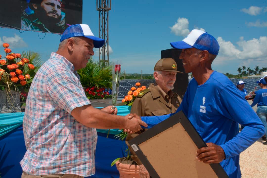 Ministro de Energía y Minas entrega reconocimiento a trabajador.