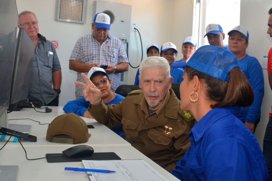 Comandante de la Revolución Ramiro Valdés Menéndez visita los contenedores tecnológicos del parque fotovoltaico de Calabazar de Sagua.
