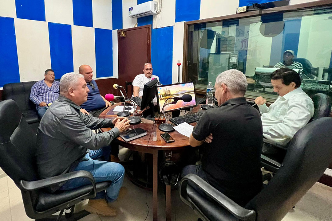 Comparecencia en emisora CMHW.