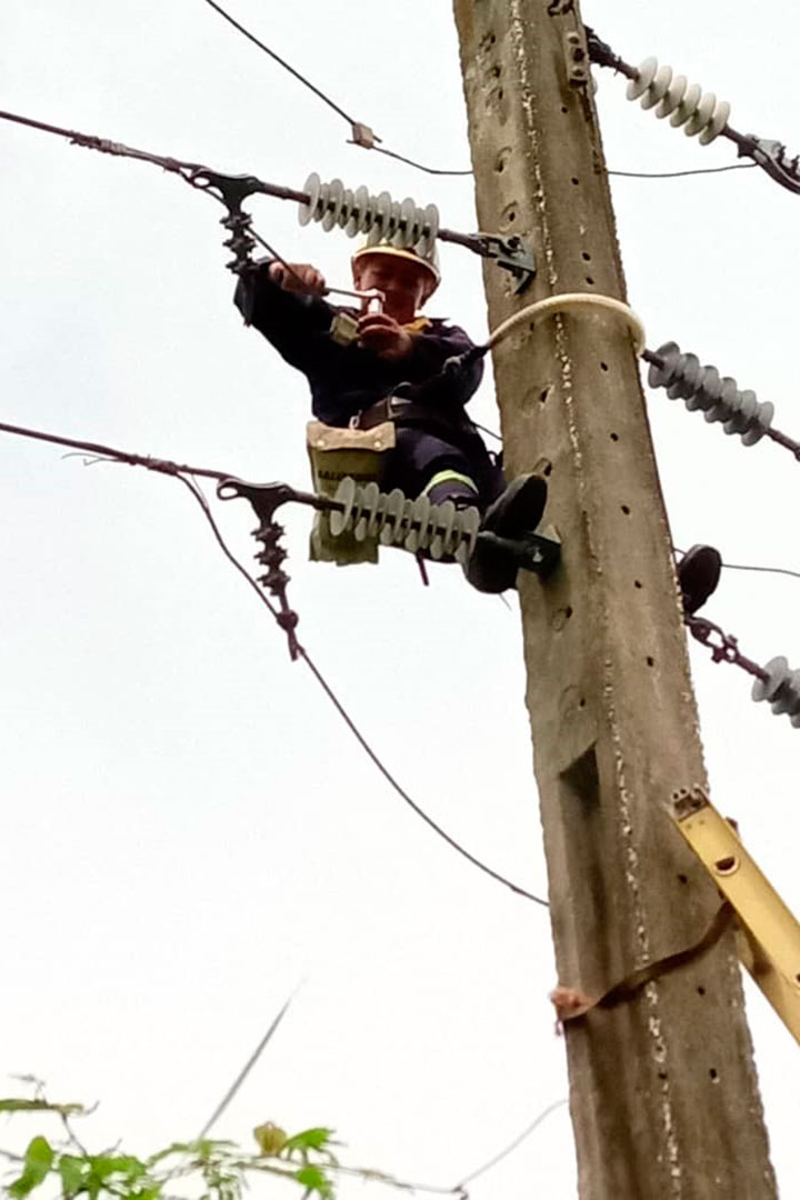 Aliuska Lores en sus labores como liniera de la Empresa Eléctrica.