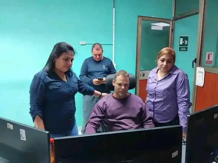 Susely Morfa González, primera secretaria del Partido Comunista de Cuba en Villa Clara (a la derecha) y la gobernadora de la provincia, Milaxy Yanet Sánchez Armas, acudieron al despacho de carga para constatar la situación electroenergética del territorio. 