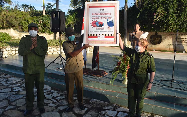Recibe el reconocimiento el director del centro, Dr. Jorge Eduardo Berrio íguila por parte de Yudí Rodríguez Hernández, presidenta del CDP, y Alberto López Díaz, su vicepresidente Recibe el reconocimiento el director del centro, Dr. Jorge Eduardo Berrio íguila por parte de Yudí Rodríguez Hernández, presidenta del CDP, y Alberto López Díaz, su vicepresidente