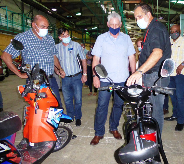Presidente cubano, Miguel Díaz-Canel, aprecia producciones de bicicletas