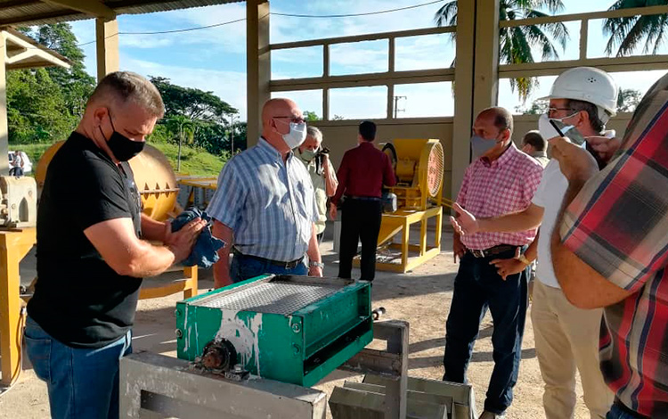 Ministro de la Construcción visita centros productivos de la Universidad Central de Las Villas. Ministro de la Construcción visita centros productivos de la Universidad Central de Las Villas.