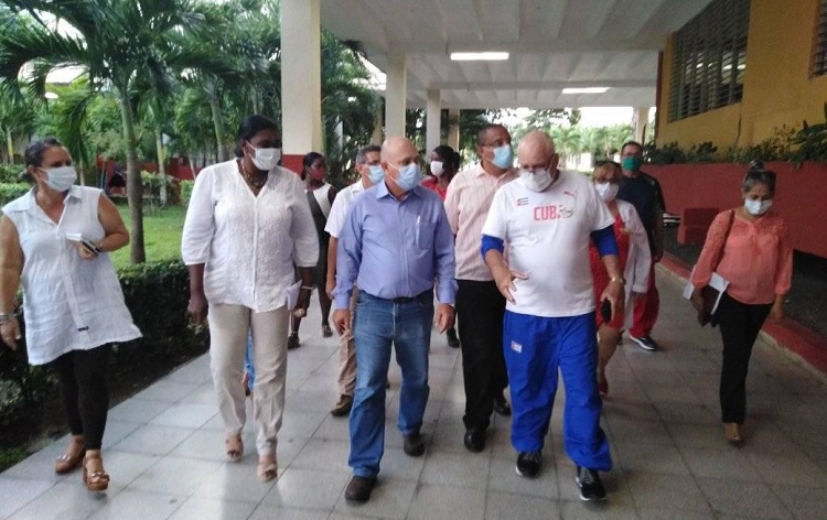 Vice primer ministro de Cuba Roberto Morales Ojeda recorre instalaciones de la Escuela de Iniciación Deportiva de Villla Clara.