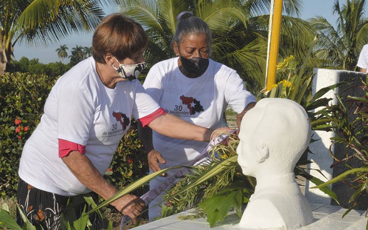 Fundadoras del Contingente Las Marianas, rindieron tributo a José Martí, a 24 años de la vista del líder de la Revolución cubana. (Fotos: Ramón Barreras Valdés)