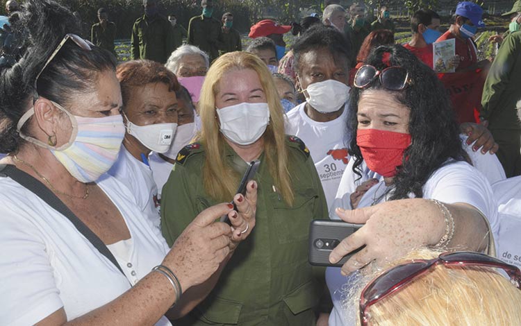 Yudí Rodríguez Hernández, presidenta del Consejo de Defensa Provincial compartió con las mujeres que un día se integraron a Las Marianas para producir alimentos con destino al pueblo. (Fotos: Ramón Barreras Valdés) Yudí Rodríguez Hernández, presidenta del Consejo de Defensa Provincial compartió con las mujeres que un día se integraron a Las Marianas para producir alimentos con destino al pueblo. (Fotos: Ramón Barreras Valdés)
