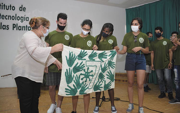 Roxana Molerio Pérez, rectora de la Universidad Central Marta Abreu de Las Villas, reconoció a los estudiantes que apoyaron al personal médico en los centros de aislamiento durante la batalla contra la COVID-19, en el acto efectuado en el Instituto de Biotecnología de las Plantas, que también fuera visito por Fidel. (Fotos: Ramón Barreras Valdés) Roxana Molerio Pérez, rectora de la Universidad Central Marta Abreu de Las Villas, reconoció a los estudiantes que apoyaron al personal médico en los centros de aislamiento durante la batalla contra la COVID-19, en el acto efectuado en el Instituto de Biotecnología de las Plantas, que también fuera visito por Fidel. (Fotos: Ramón Barreras Valdés)