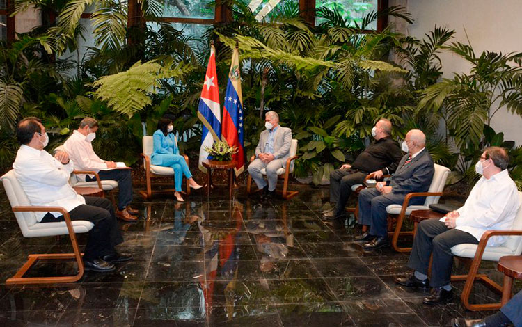 Encuentro entre el presidente cubano, Miguel Dí­az-Canel, y la vicepresidenta ejecutiva de Venezuela, Delcy Rodrí­guez.