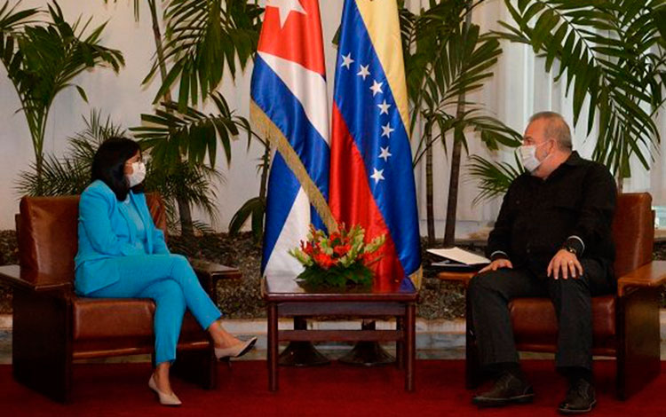 Primer ministro de la República de Cuba, Manuel Marrero Cruz, y la vicepresidenta ejecutiva de la República Bolivariana de Venezuela, Delcy Rodrí­guez Gómez. 