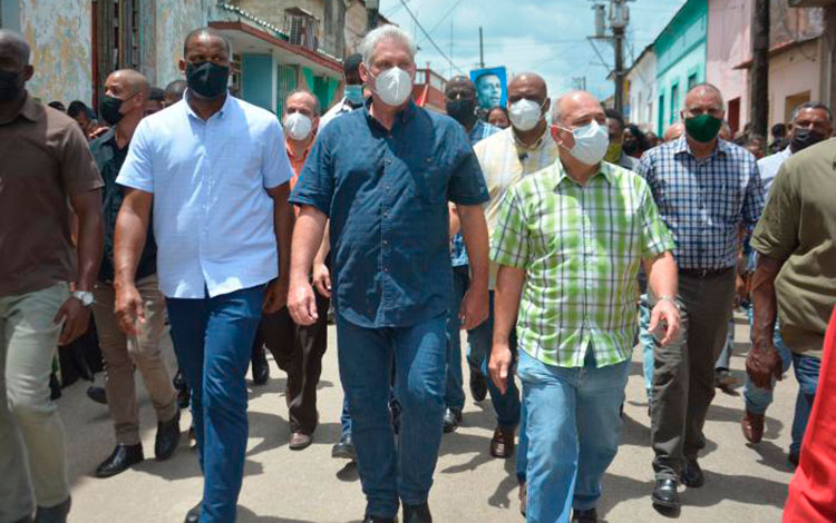 Miguel Díaz-Canel Bermúdez, presidente de la República de Cuba, pronuncia palabras al pueblo de Cuba, en las calles de San Antonio de los Baños.