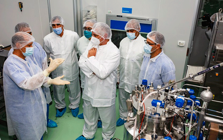 Presidente cubano. Miguel Díaz-Canel, recorre el Centro de Inmunología Molecular.