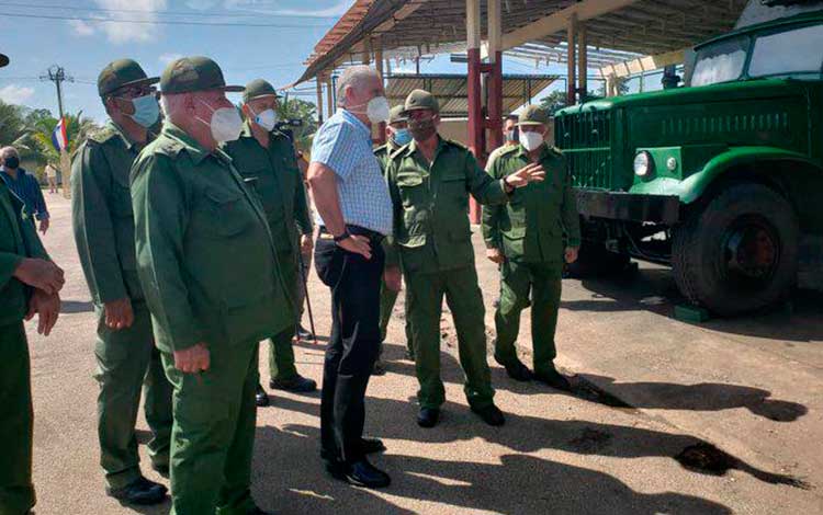 Presidente de Cuba, MIguel Díaz-Canel, visita planta productora de oxígeno perteneciente al Ministerio de las Fuerzas Armadas Revolucionarias.