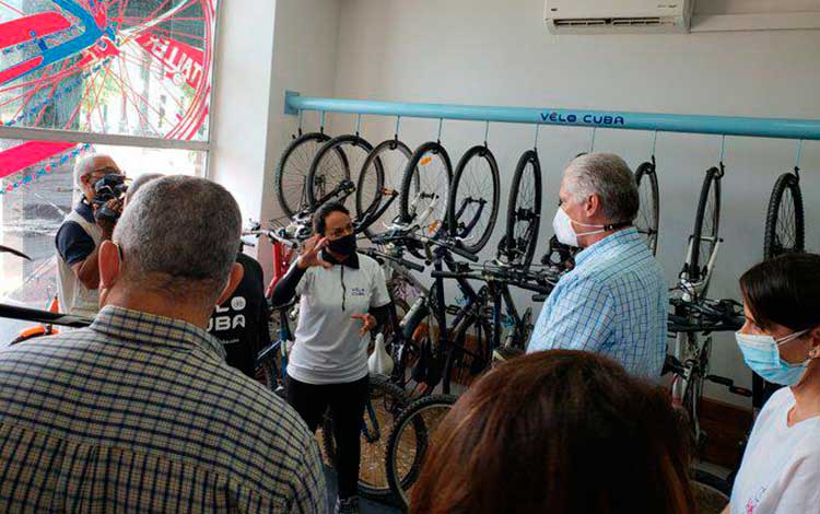 Presidente de Cuba visita el proyecto VéloCuba, en La Habana Vieja. Presidente de Cuba visita el proyecto VéloCuba, en La Habana Vieja.