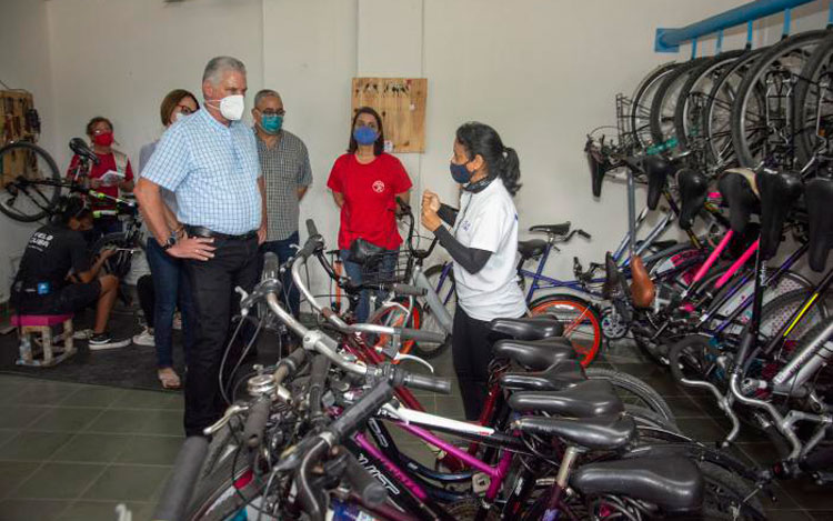 Dí­az-Canel resaltó la valí­a del emprendimiento VéloCuba, donde predominan las mujeres. Foto: Estudios Revolución